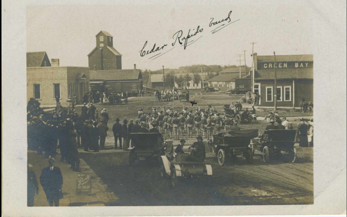 CedarRapidsbandstreetconcert